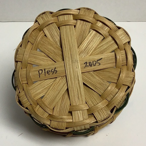 Handwoven and hand painted basket with snowmen and pine trees - Picture 3 of 3